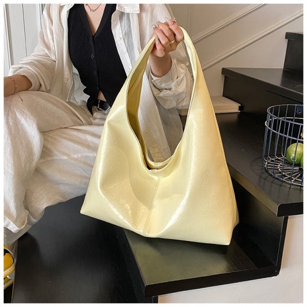 Minimalist, versatile handbag with a unique, niche appeal