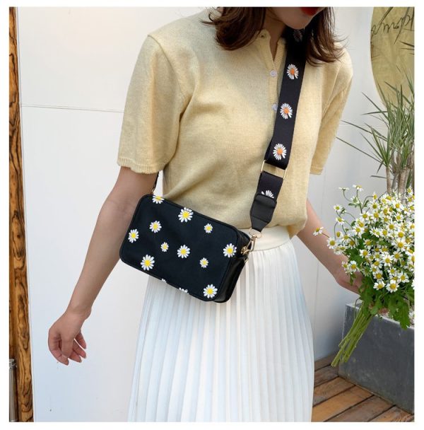 99dc5a0f-567a-4a4f-813a-c6a29cfabc2a Women's Flower Shoulder Crossbody Fashion Chain Bag