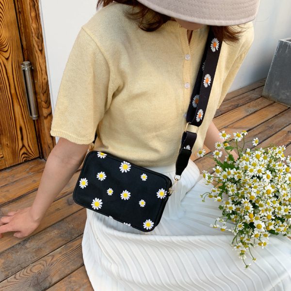 b6f4c1bf-5c7e-4d52-b350-f132db2936e3 Women's Flower Shoulder Crossbody Fashion Chain Bag