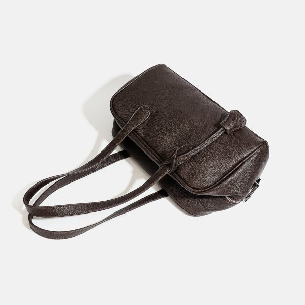 Versatile, high-capacity handbag suitable for commuting