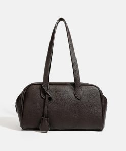 f0792fa5-e197-4025-930e-7f4c6241c07f Versatile, high-capacity handbag suitable for commuting