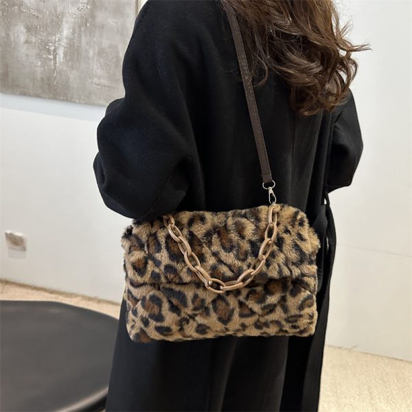 f7906cf5-93a5-4576-a438-94a7917420c8 Stylish One-shoulder Envelope Bag With Leopard Print And Fluffy Accents Crossbody Bag